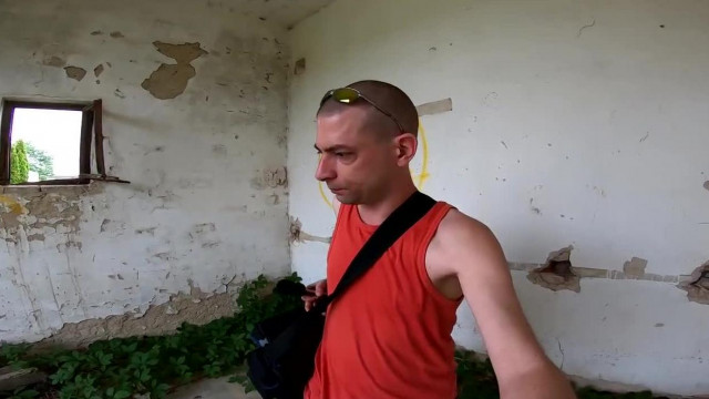 Buziboy a repülőtéren kóborol farkakat keresgélve és közben fotóst imitálva buziskodik - lopott video