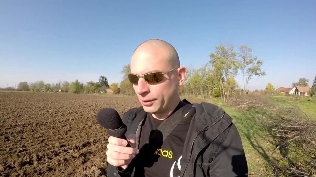Kirovec T150 - Buziboy egy munkagépet mutogat és közben buziskodik - lopott video