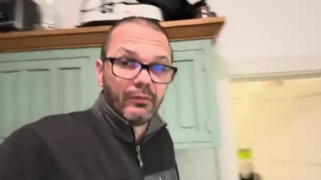 A girnyó Herby fél óráig issza a kávékát, hogy teljen az idő  (Nagyon szarul néz ki)