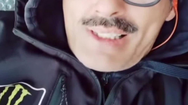 Aki Tud most Segítsen - Szamosi Művèsz úr egy padon fagyoskodik ès màr inna egy kàvèt is ha lehet