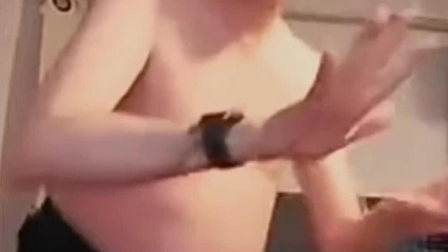 SoDI Sztriptíz - az okàdèk Fizimiskàjú endre vetkőzve tàncol a patkànyràgta putriban