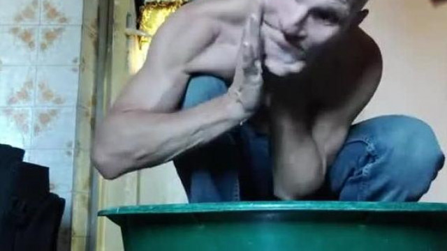 Elmeháborodott Skizofrén idióta FEJES LAJOS laborban borotválkozik (TELJES VIDEÓ)