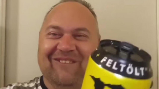 MC Isti Magyaroszàgon van? - Debilkènyi egy "Magyar" energiaitalt mutogat Fogatlan pocokvigyorral