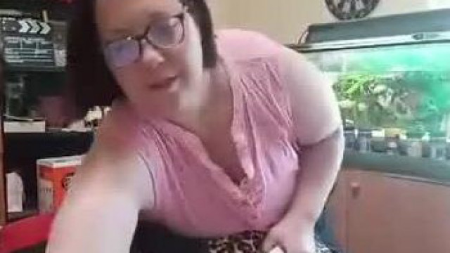 Bariadd Debu promó videója: Temun vett centivel méri le a sátor méretű ruháit és a fogyását, mert a mérleg csalóka