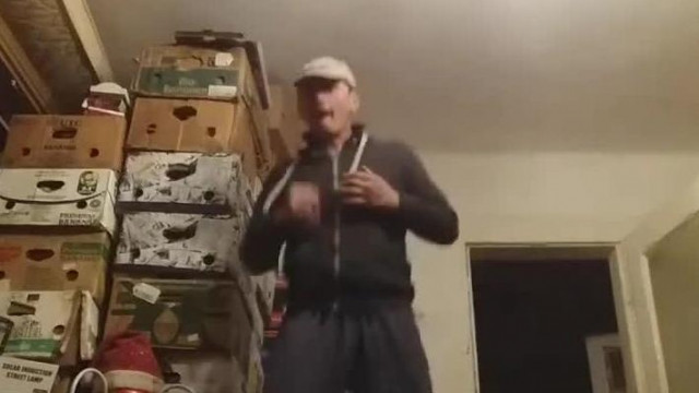 László rúg néhányat a levegőbe majd lefejeli a csillárt