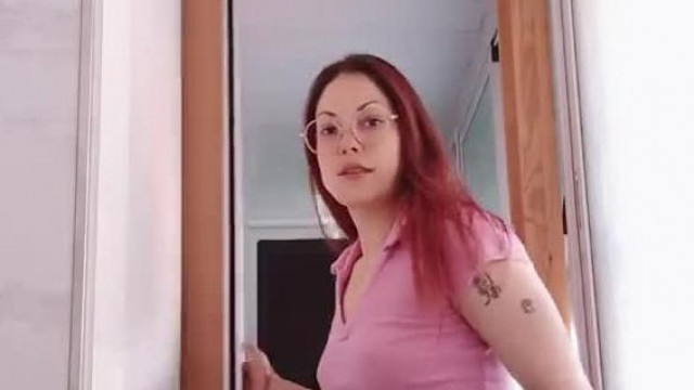 A hàzipornòt előszeretettel forgatò viszont a munkàt nagyívben kerülő kingalotyò az idomtalan testèt mutogatja