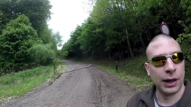 Buziboy gombát szed (légyölő galóca) és közben okoskodik meg ratyiskodik - szélzaj nélküli lopott videó