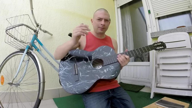 Cigány fiúkra gerjedő Buziboy csajozási tanácsai Kálmán házában - lopott videó