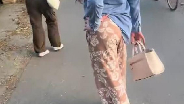 A szörnyeteg fizimiskàjú Horror Tranyò Norbyna az utcàn ijesztgeti az embereket