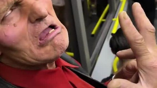 A tatabányai goblin Kóbi most a buszon produkálja magát