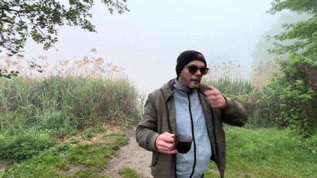 A puffadt Herby a tóparton munkanélkülösködik