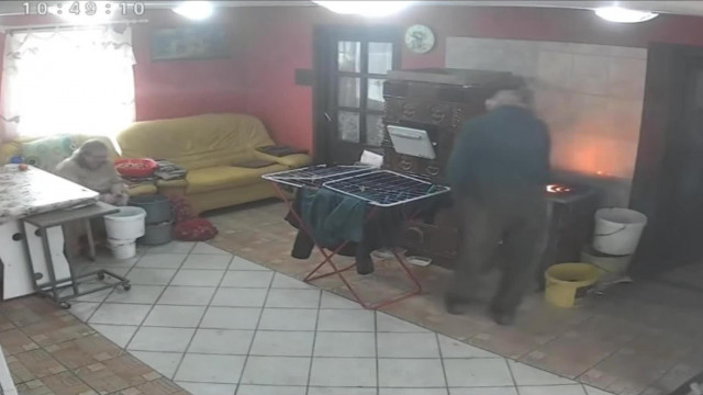 Mocskos Szájú Rozi nénje hasonmása diótörés közben keményen lebassza az urát amiért az berobbantotta a sparheltet