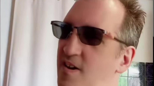 "Mèsz Vissza a Börtönbe te Hülye állat!" - Golda Mama vasökle megint lecsap a púpszàszi putriban