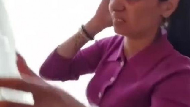 Ezek totàl agyhalottak - girnyò fizimiskàjú arabnyanya fejű timike beteszi a vajat a mikròba