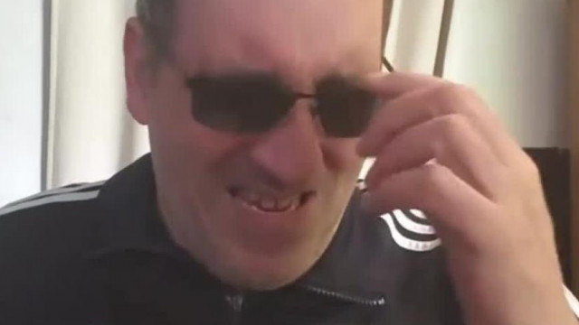 Endre agya zárlatot kap - a púpos pedò sodràk hirtelen elkezd nyüszíteni ès majdnem összeomlik a putriban