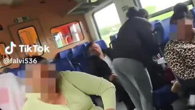 Retardfalvi cigányasszonyok gyűrűjében