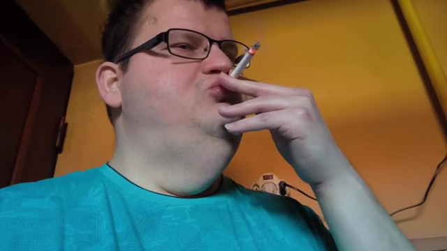 Molnár Krisztián vlog, de végig csak dohányzik és "enerdzsit" iszik (paródia)