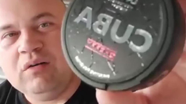 MC Zsírhólyag azt hiszi, hogy az orrba kell felszívni a snüsszöt (2025.04.17)