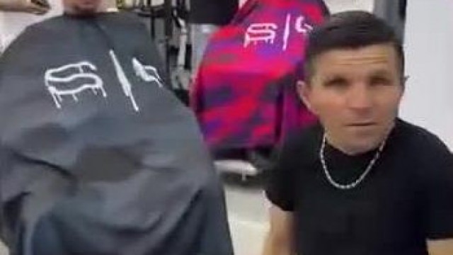Kiskobold Sanyi egy rollerról pattan le egy újabb barber shop reklámhoz