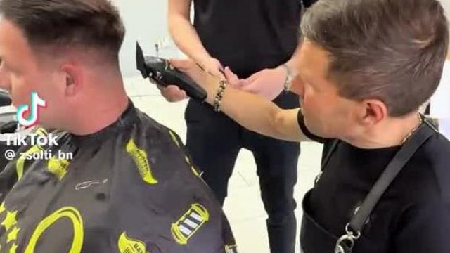Kiskobold Sanyi egy barber shopban oktatja a hajvágást