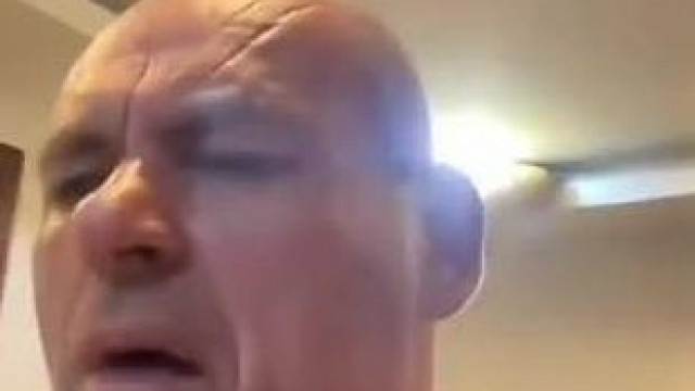 Az Őrület Hatàràn - a totàl megbolondult hulladèk Sztívpatkàny odateszi a torkàhoz a Kèst