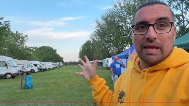 Bűzösbogár Alex odapofátlankodik egy lakóautós találkozóra és iszonyat kínos mindenkinek a féreg jelenléte