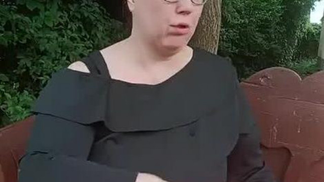 Az ingyen magából folyamatosan nagy seggű bohócot csináló Bariadd Debu influenszer promója munka keresés helyett