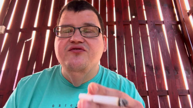 Zacskós tej tokás Kiki habzó szájjal egy órás cigarettaszünetet tart