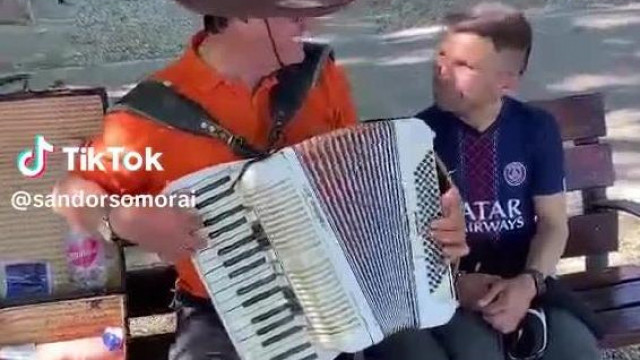 Boldog Kiskobold Sanyi tangóharmonikázásra mozgatja a fejét