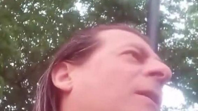 Sab most egy kutyással vitatkozik egy parkban