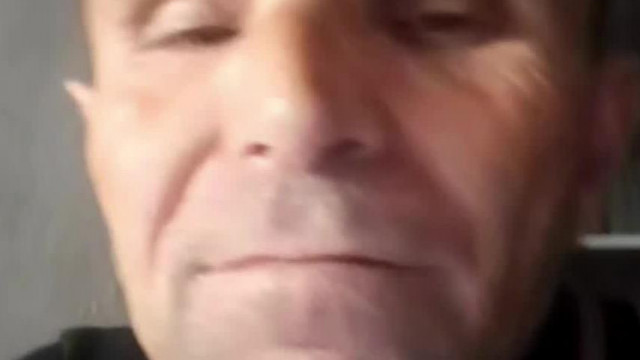Kiskobold gnóm Sanyika beszélgetésébe becsatlakozik egy troll ami miatt idegrohamot kap és fel is akarja jelenteni.