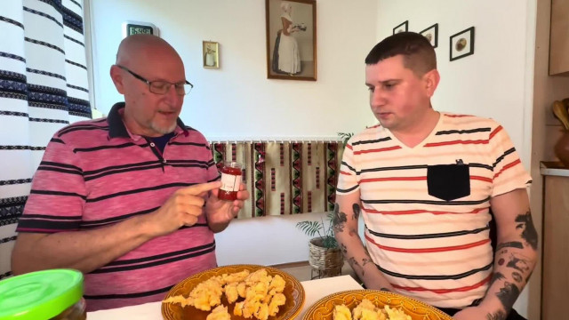 Kufár édesapját farmolja