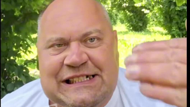 Földöntúli Gyurmafigura jellegű Őrült Malacfejek - idegroncs Dömpidisznò arca brutàlisan Eltorzul live közben