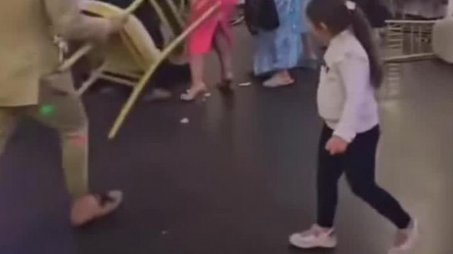 Kanadában élősködő potrohos belű cigányok pogácsa dobáló és szék tördelő balhézása