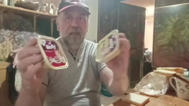 Rucu bácsi macskakajás szendvicset eszik