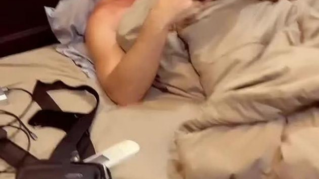 Ebben a putriban èl Sztívpatkàny - az ismeretlen nyelven makogò Maugli pedòmestert videòzza miközben tesped az àgyon