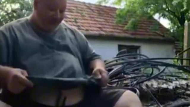 Pedòrèm gyuluska Fúr Farag a nagyràbèi horrorputriban ès közben facsarja kifele az izzadsàgot a pòlòjàbòl