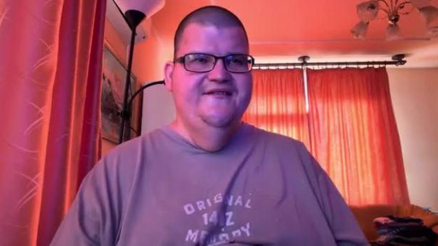 Molnár koca a mamahotelből ítélkezik stresszalkoholista youtuber barátja felett majd tech rovatba csap át a rantelés