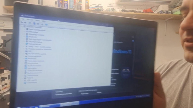 KétTűHájbré felszopója, Torba Dániel a foskommal flexel, amit egy Lenovo laptopra telepített