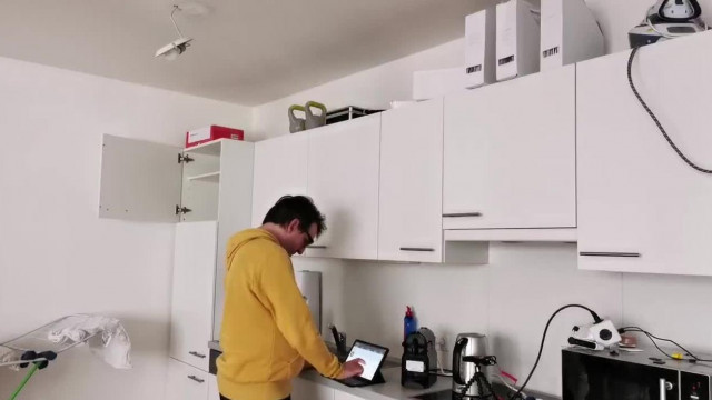 Endre összeállítja a setupot a főzős streamhez