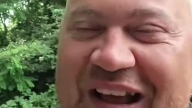Ilyen a Karma! - Rosszindulatú fogatlan malackènyi màs káràn mulat de mèg is ő került Kòrhàzba