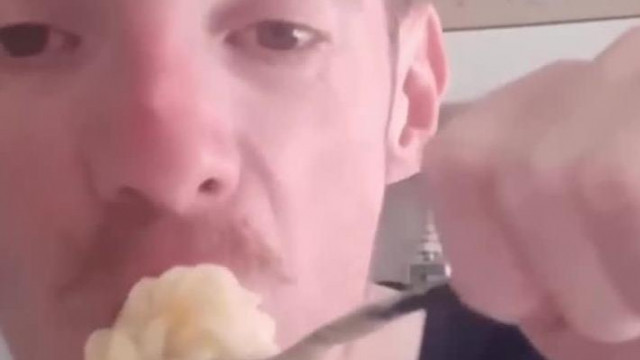 Gál Szabika saját gecijéből készített nokedlit falafozik