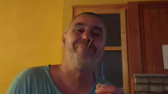 "Ez vagyok èn, egy Csöves" - a Tönkrement èletű Mobilsz torz fejeket vàgva itatja az egereket egy Kocsmàban