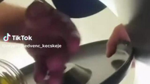 MC Istinek bele esik a telefonja a kukába, miközben Sodi magyaráz
