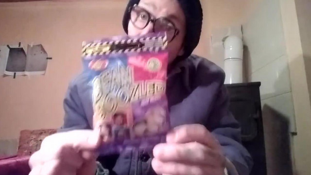 Bartos Bean Boozled cukorkát eszik, közben loopolja hogy nem érez semmit. 2019. 12. 08.
