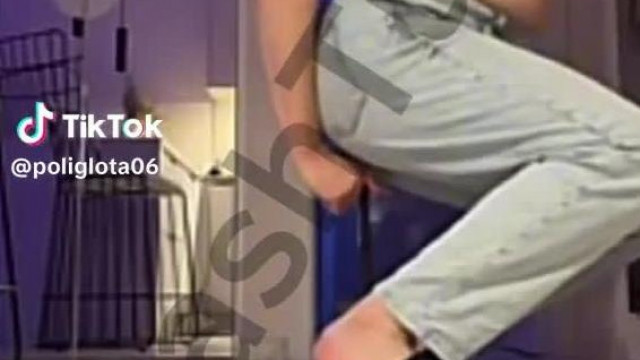 Tranyó Noryna felnyomja magának a WC kefét