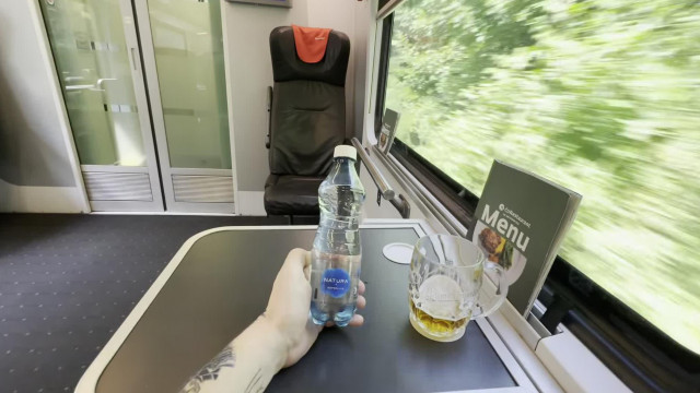 Koldus Kufár urizál, sört vedel, és egyre több igénytelen tetoválással operál - a cseh túra, aminek semmi értelme nincs
