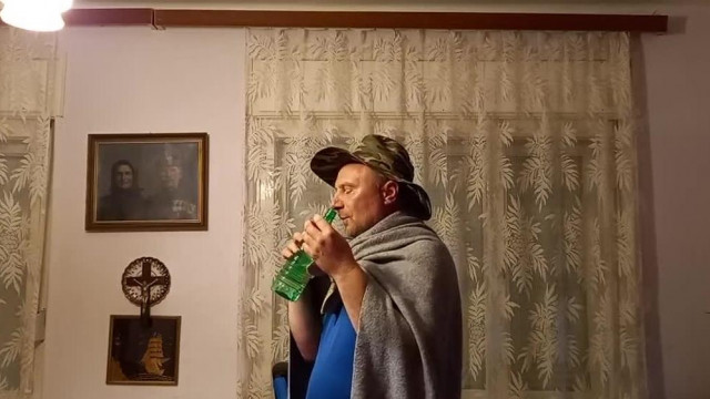 Ecetes Béla   Egri Ecetes Ulahut Béla okádik és elmondja honnan jön a szebb Jövő