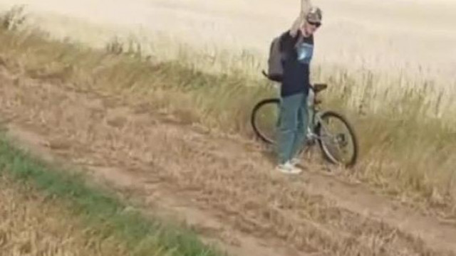 Cseppkőbarlang szabi spotting a mezőn - a romàn rèm a pusztàban incelkedik a biciklijét tolva