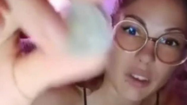 Kinga jòl befüvezik - a házipornòs Onlyfans Bad Angel lotyò kis tégelyben mutogatja a cuccot live közben